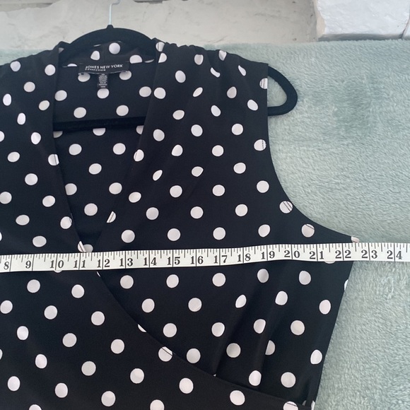 Jones New York black white polka dot V Neck, side gather, sleeveless top - Picture 13 of 13